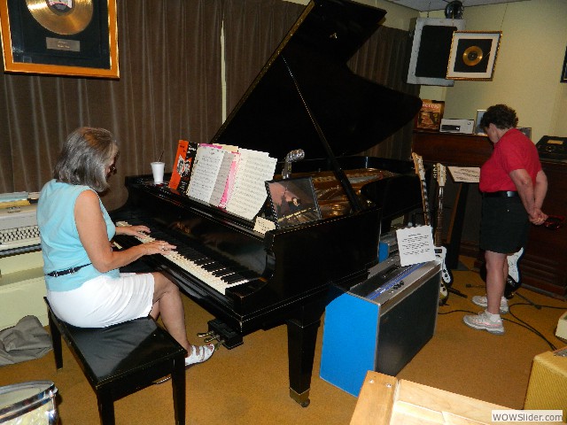 Mary Ann O'Brien playing the same piano that Roy Orbison performed on!