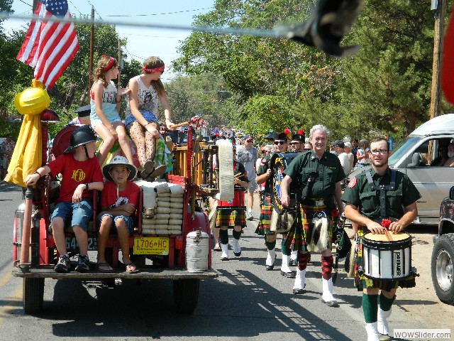 Pipe and drum performers at the parade