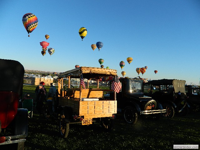 Balloons in front of the Gauna's depot hack