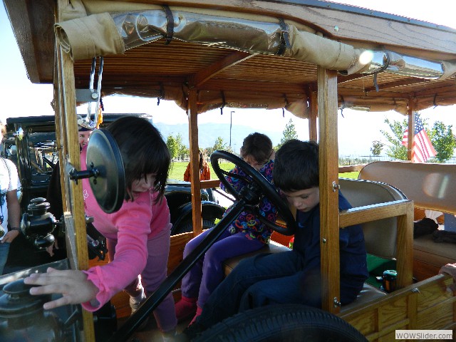 Kids playing in the Gauna's depot hack