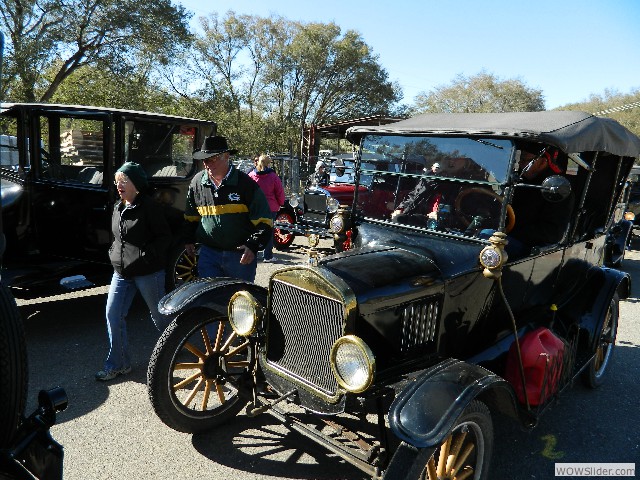 Pat and Vern Willan on the left